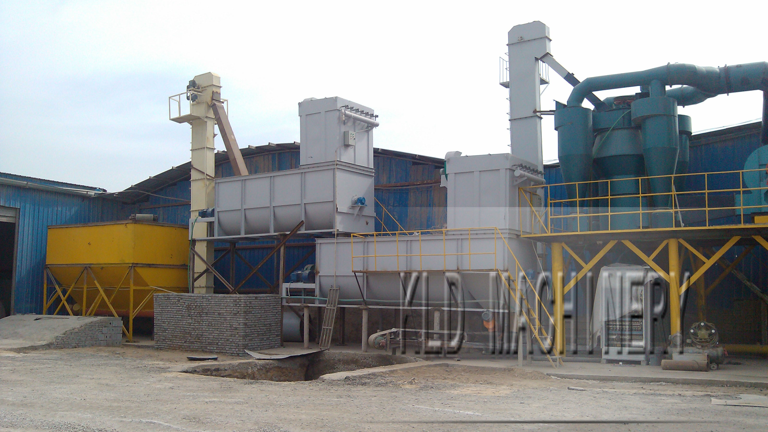  What kind of equipment is suitable for crushing manganese ca